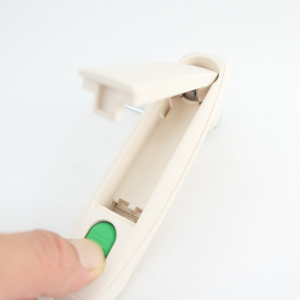 Flat Lift-and-Turn Latch . Snap in
