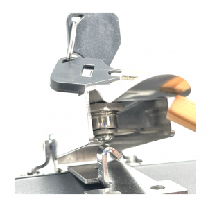 Anti-vibration right-angle toggle latch .Compression